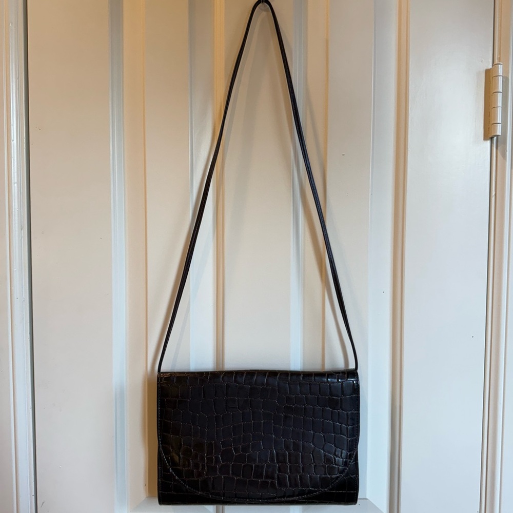Elegant Black Crocodile-Embossed Shoulder Bag